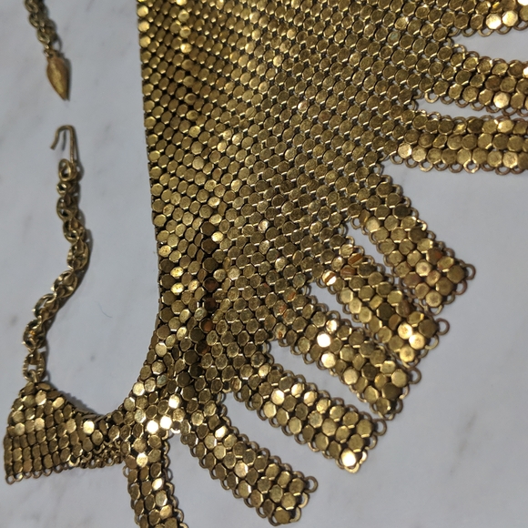 RARE STYLE FRINGE Whiting & Davis Vintage Gold Tone Mesh Fringe Bib Necklace. - Picture 5 of 10